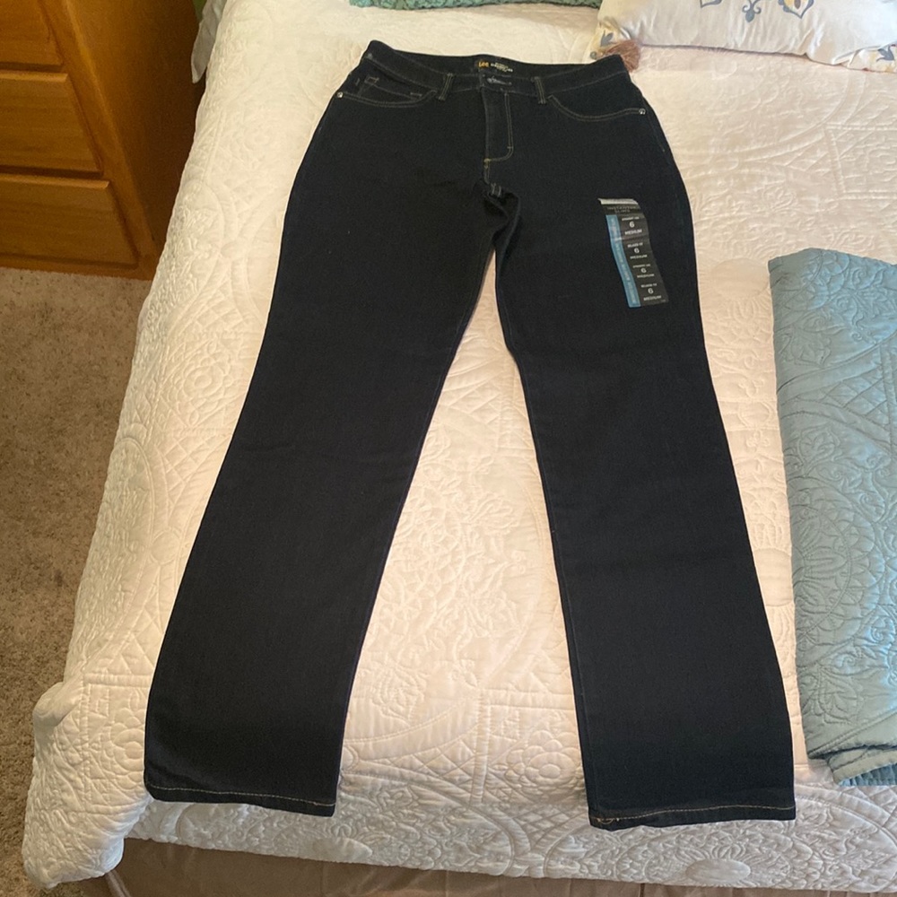 Lee straight leg relaxed fit woman’s jeans size 6 new with tags
